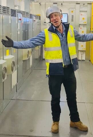 img_kone-au-on-site-tech-in-motor-room-lachlan-wilken_325x475